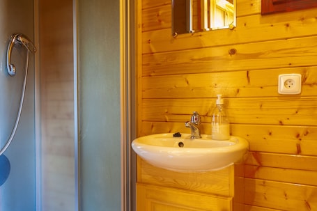 Bathroom. Trailer hire between the Cevennes and the Circus Navacelle La Bleue