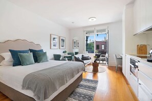 Desk, iron/ironing board, WiFi, bed sheets