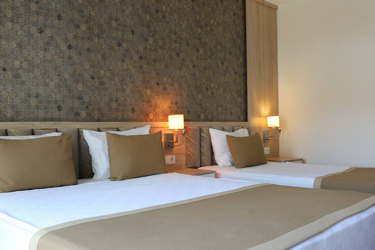 standard triple room | 1 bedroom, minibar, in-room safe, desk