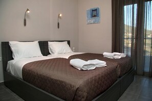 2 bedrooms, premium bedding, in-room safe, desk - Akrotiri Panorama (Agios Vasileios)