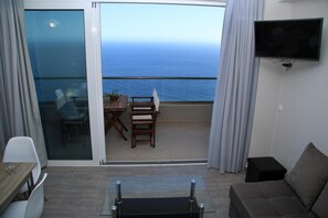 تلفزيون بشاشة مسطحة بحجم 32-بوصة يعرض قنوات تلفزيونية رقمية، تلفزيون