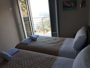 2 عدّة غرف نوم وأغطية فراش متميزة وخزنة داخل الغرفة ومكتب