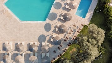 Udendørs pool, parasoller, liggestole