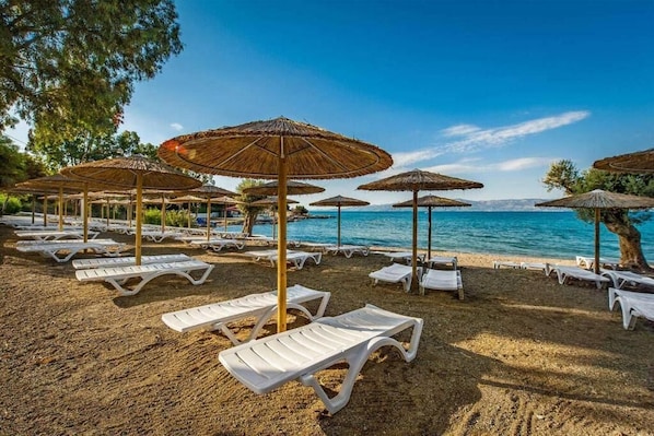 Beach nearby, sun-loungers, beach umbrellas, beach towels - Evia Riviera Resort (Eretria)