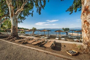 Beach nearby, sun-loungers, beach umbrellas, beach towels - Evia Riviera Resort (Eretria)