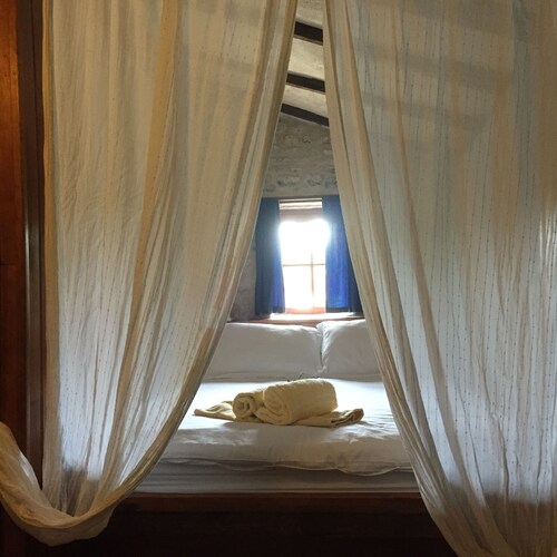 Cottage (sleep 6+cot) on Child-friendly Complex with shared pool and play areas