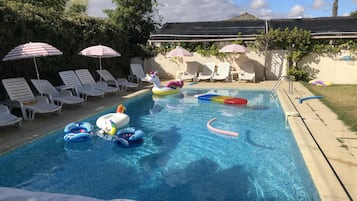 Een buitenzwembad en een verwarmd zwembad