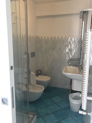 Dusche, Haartrockner, Bidet, Seife