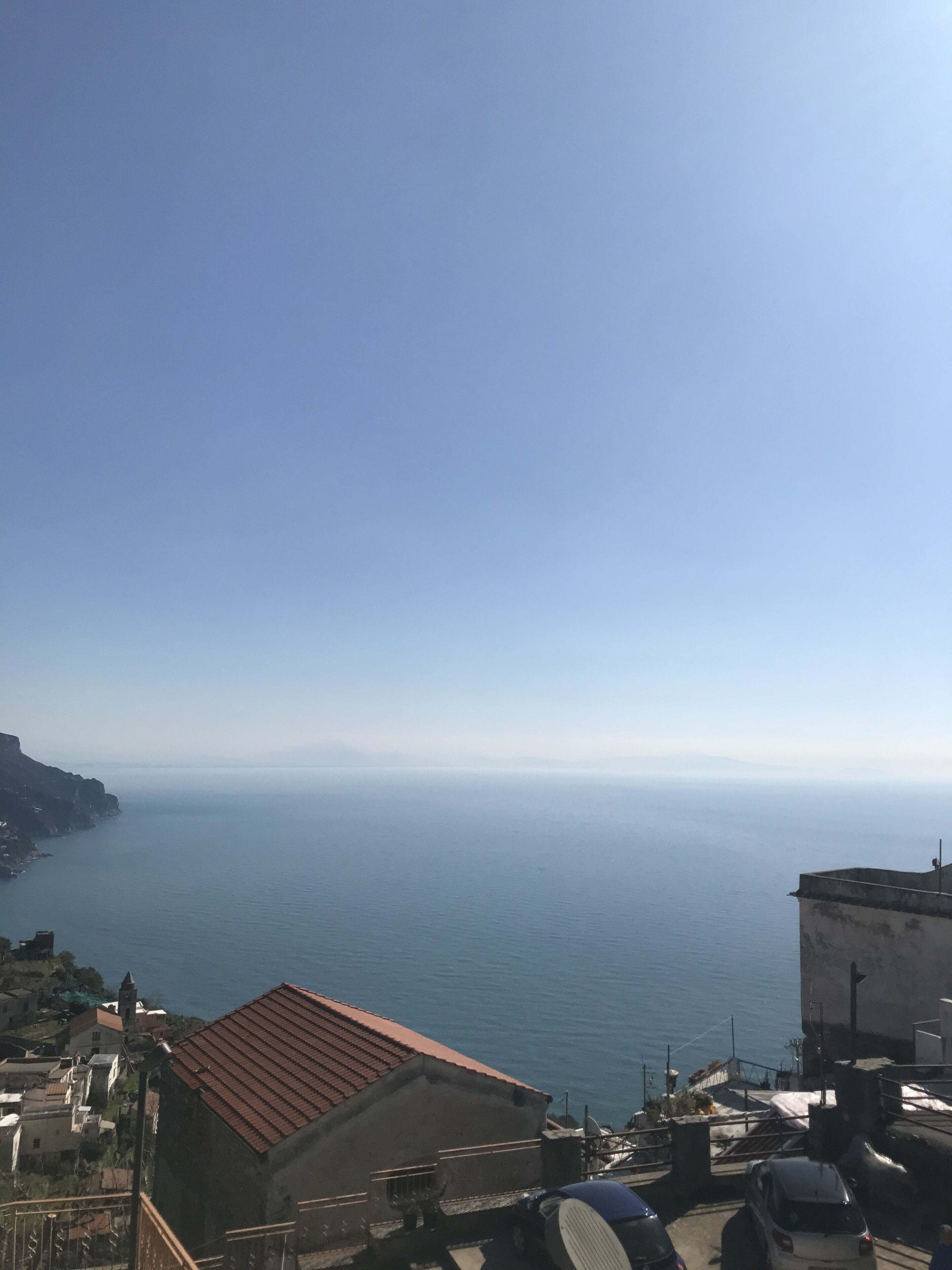 Une vue sur la côte, avec des bâtiments et un ciel dégagé.