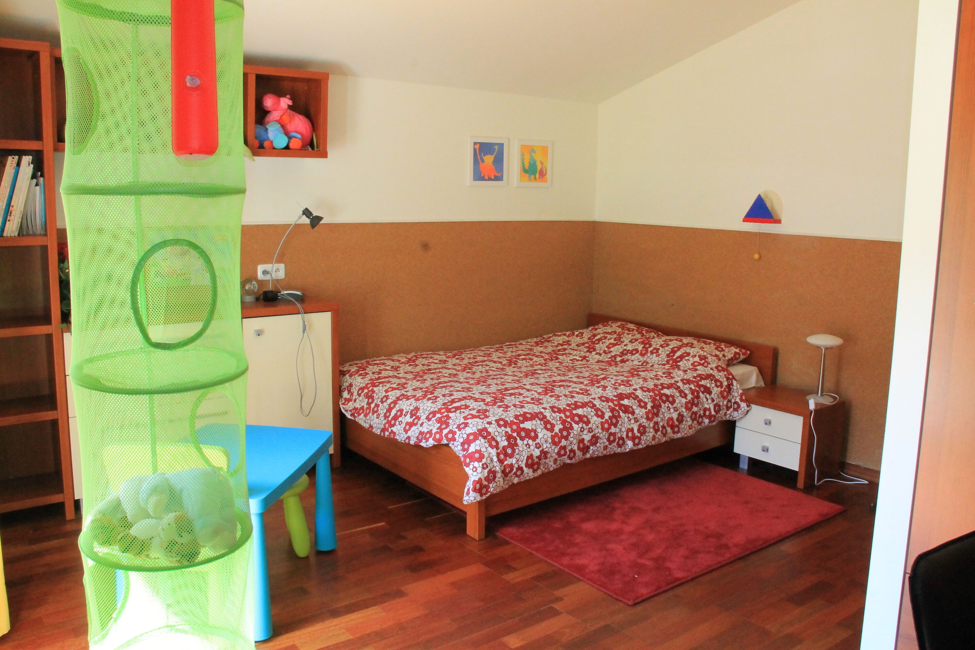 4 makuuhuonetta, tallelokero huoneessa, työpöytä, silitysrauta/-lauta