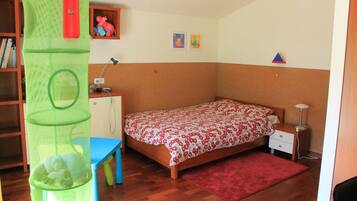 4 makuuhuonetta, tallelokero huoneessa, työpöytä, silitysrauta/-lauta