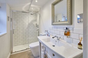 Douche, sèche-cheveux, serviettes fournies, savon