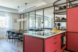 Jääkaappi, mikroaaltouuni, uuni, astianpesukone