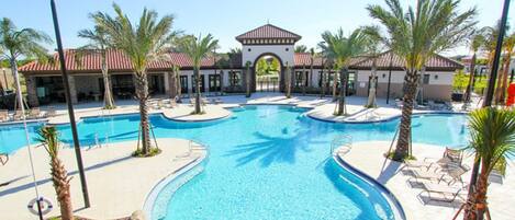 Utendørsbasseng og et oppvarmet basseng