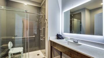 Een douche, gratis toiletartikelen, een haardroger, handdoeken
