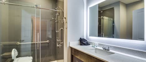 Regadera, amenidades de baño gratuitas, secadora de cabello, toallas
