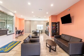 Lobby sitting area - Scottish Inns & Suites Houston, TX (Houston)