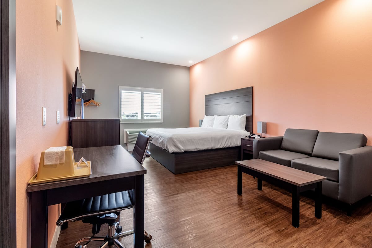 Desk, laptop workspace, iron/ironing board, free WiFi