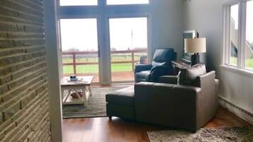 Televisión, chimenea, biblioteca musical y videoteca