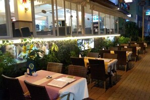 Outdoor dining - Sunway Hotel (Alanya)