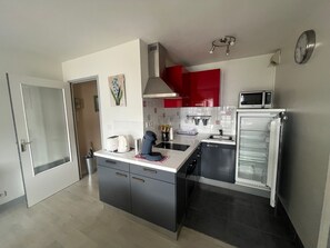 Kühlschrank, Mikrowelle, Ofen, Herdplatte