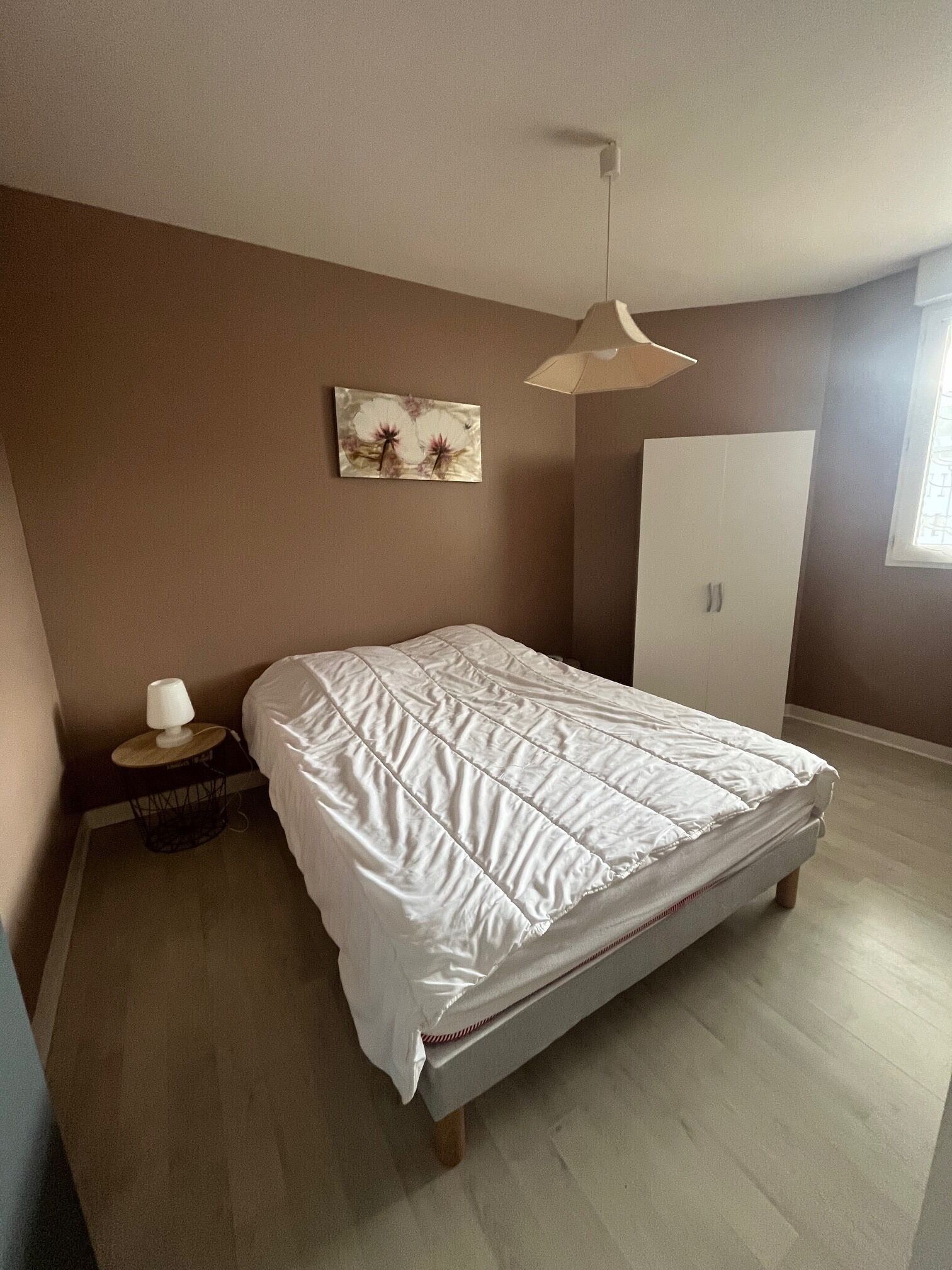 1 chambre, fer et planche à repasser