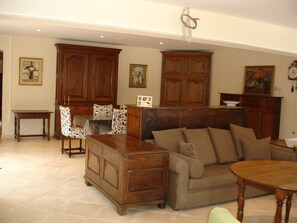 Smart TV, DVD player, music library, stereo - Large Mas for 4 people in BARJAC on the border of Ardeche (Gard)