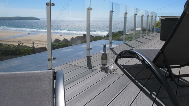 Varanda com vista clara para a praia e oceano.