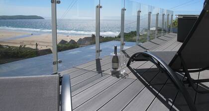 Une vue imprenable depuis le grand balcon et bel appartement moderne et contemporain