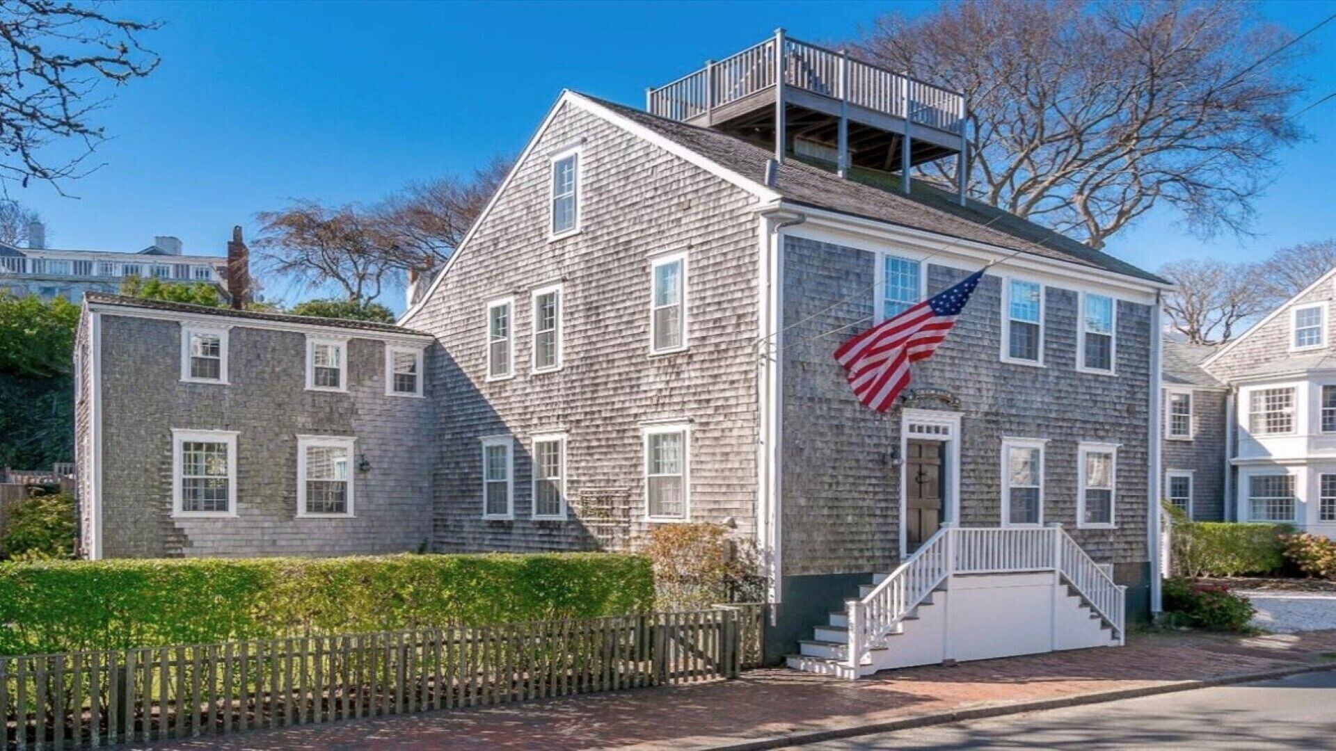 Historic house four minute walk  from Main Street and downtown, dog friendly