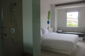 Room (POP!) | Bathroom | Shower, rainfall showerhead, towels