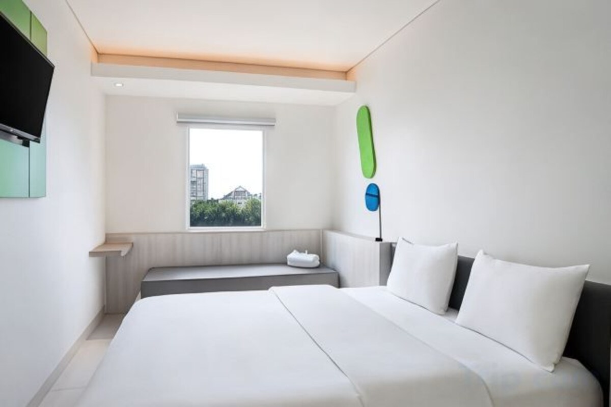 Pop Room with City View