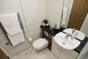 Apartment, 2 Schlafzimmer | Badezimmer | Badewanne und Dusche (separat), kostenlose Toilettenartikel