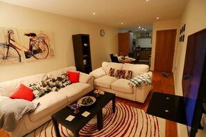 Individually decorated, individually furnished, iron/ironing board - ICC/ ARENA BIRMINGHAM CANAL VIEW APARTMENT (Birmingham)