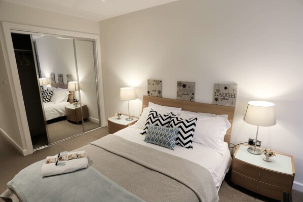 Individually decorated, individually furnished, iron/ironing board - ICC/ ARENA BIRMINGHAM CANAL VIEW APARTMENT (Birmingham)