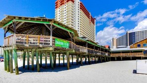 A beachside pier with a sign reading "DAIDURI TO GO". - Lake Front-Private Beach Access- Golf - all within walking distance (Panama City)