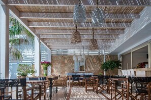 Outdoor dining - Danaides Hotel (Hersonissos)