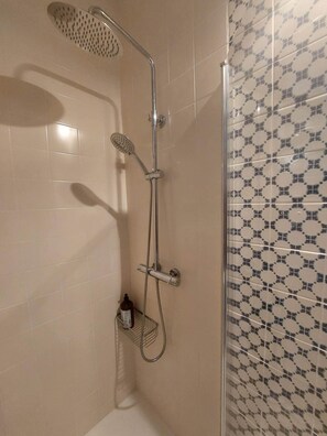 Suihku, hiustenkuivaaja, pyyhkeet, saippua