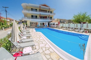 Una piscina al aire libre