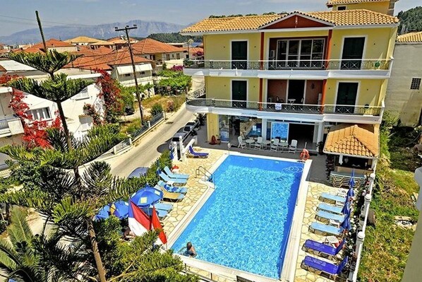 حمّام سباحة خارجي