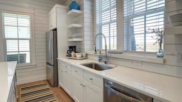 House, 3 Bedrooms | Private kitchen | Cookware/dishes/utensils