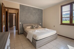 4 chambres, fer et planche à repasser, accès au Wi-Fi (inclus)