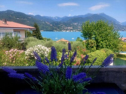 Villa with awesome lake view a few steps from the beach