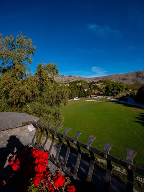 ميني بار وواي فاي مجانًا وملاءات أسرّة