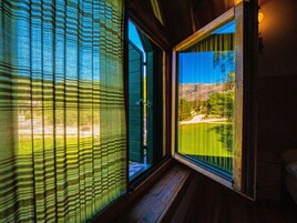 Quarto família, várias camas, vista para a montanha | Frigobar, Wi-Fi de cortesia, roupa de cama