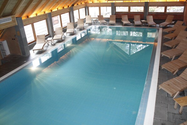 من حمّامات السباحة المغطاة، مقاعد للتشمس