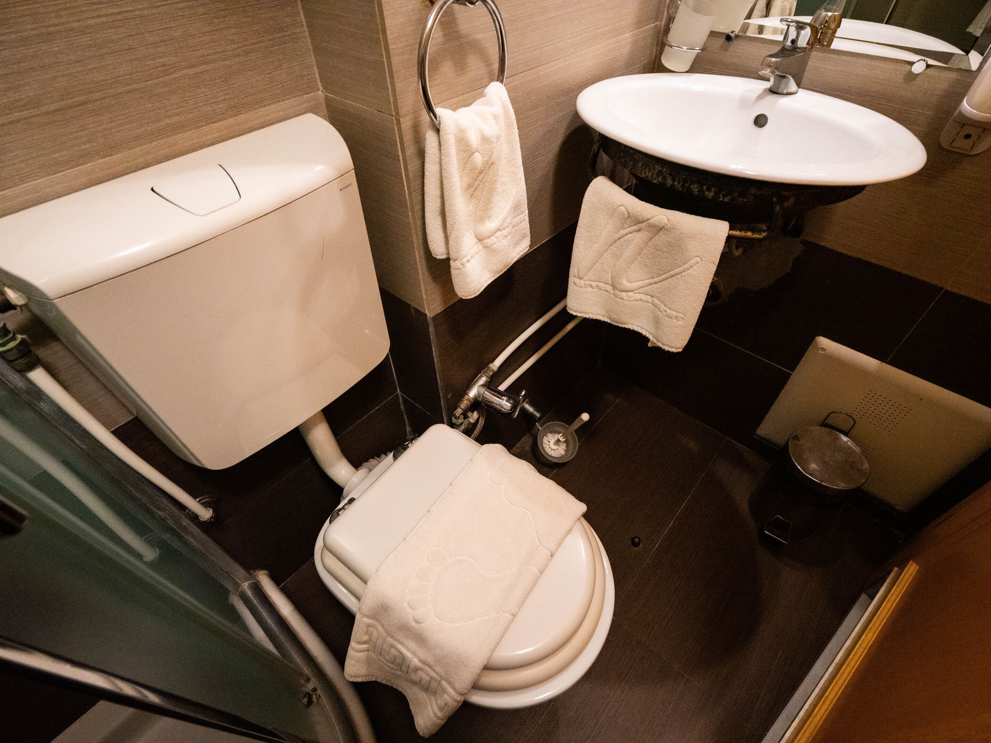 Un baño pequeño con inodoro, lavamanos y bidé.