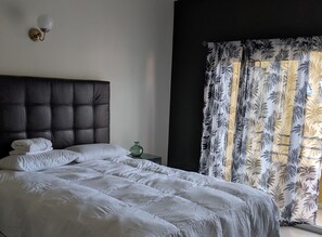 고급 침구, 각각 다른 스타일의 인테리어, 각각 다르게 가구 비치, 책상