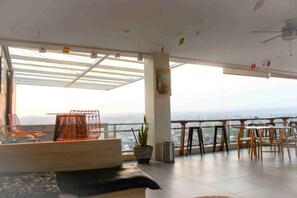 Un balcón amplio con mobiliario y vista panorámica de la ciudad.