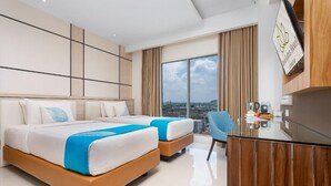 Una habitación de hotel moderna con dos camas, un escritorio y vistas a la ciudad.